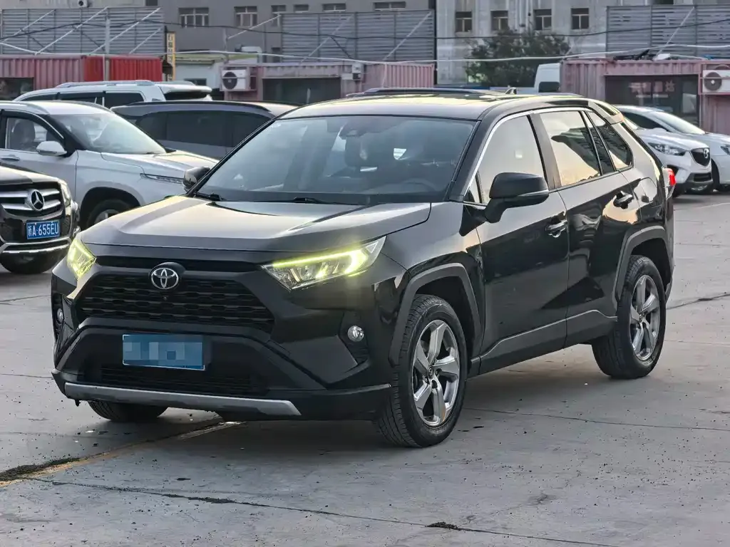 Toyota RAV4 — фото 1