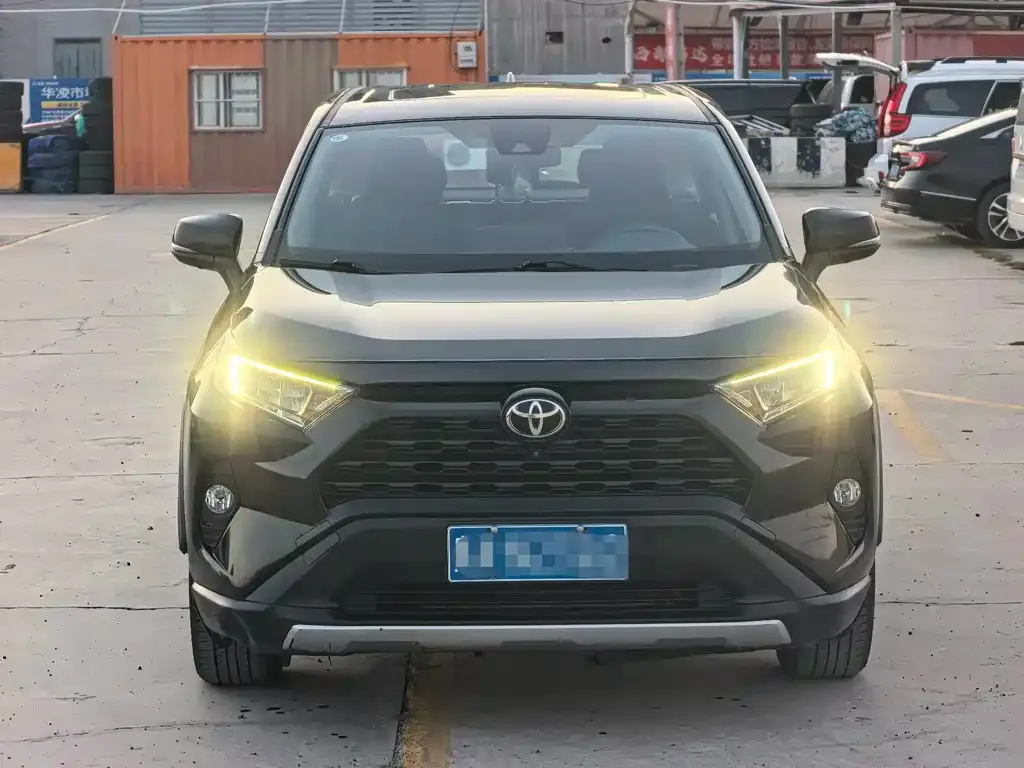 Toyota RAV4 — фото 8