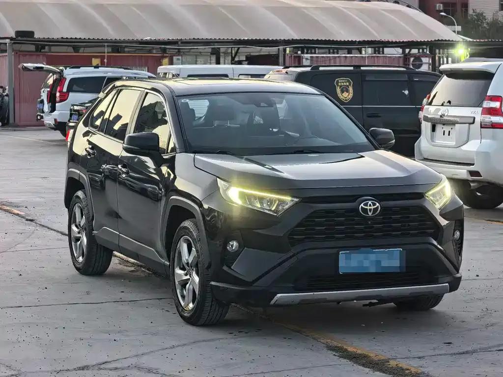 Toyota RAV4 — фото 9