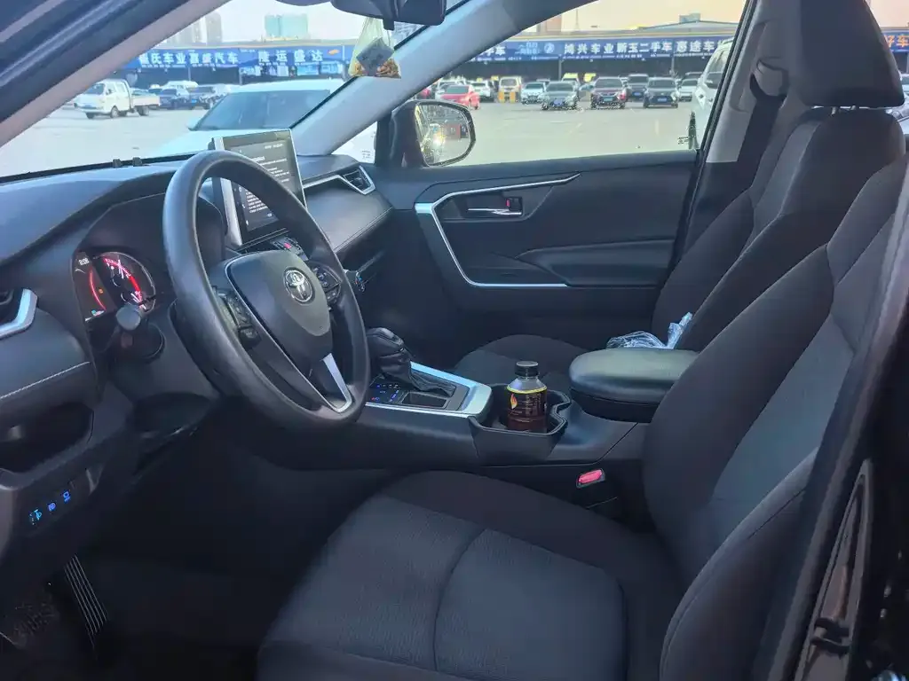 Toyota RAV4 — фото 4