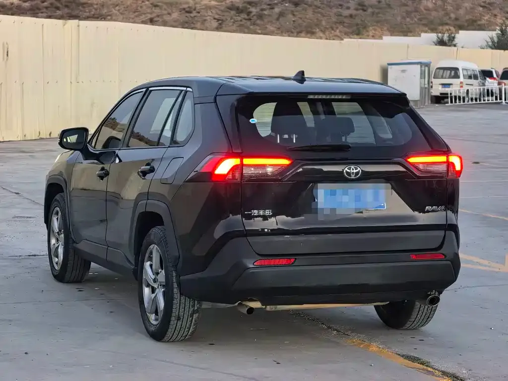 Toyota RAV4 — фото 7