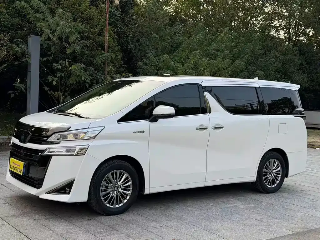 Toyota Vellfire — фото 1