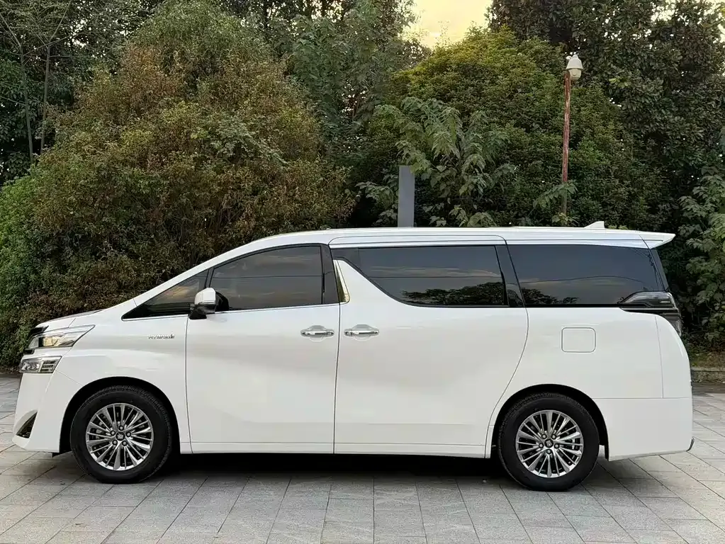 Toyota Vellfire — фото 3