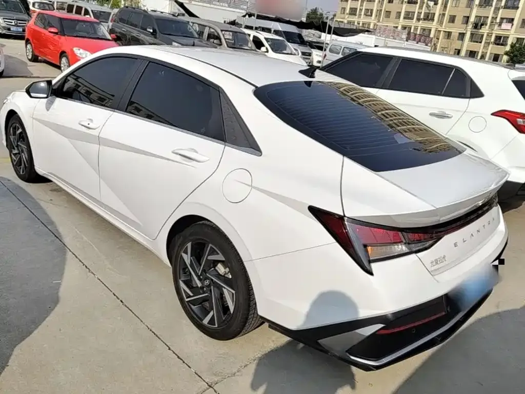 Hyundai Elantra — фото 5