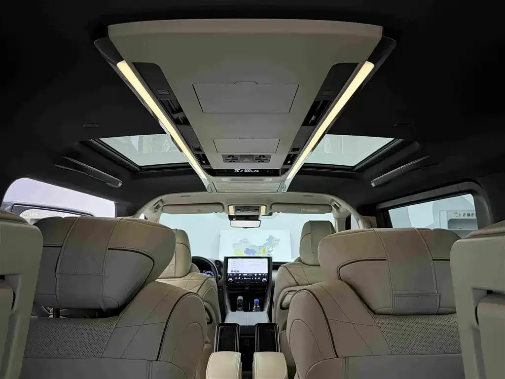 Toyota Alphard — фото 2