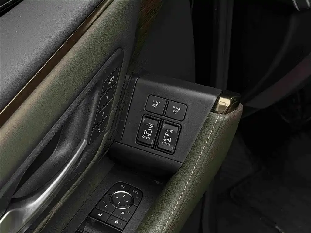 Toyota Alphard — фото 10