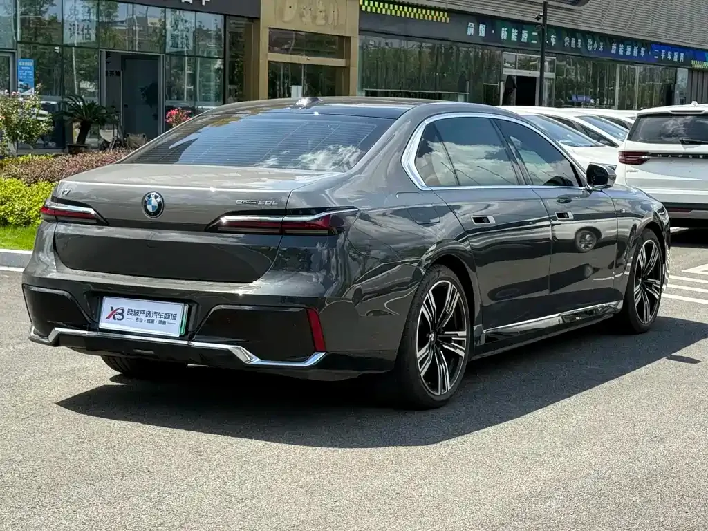 BMW i7 — фото 7