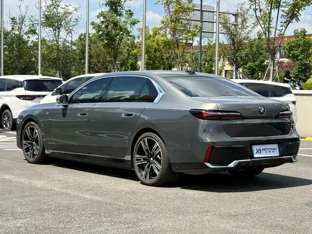 BMW i7 — фото 2