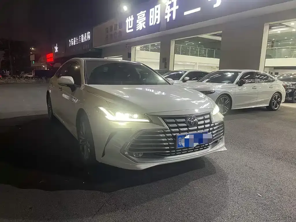Toyota Avalon — фото 1