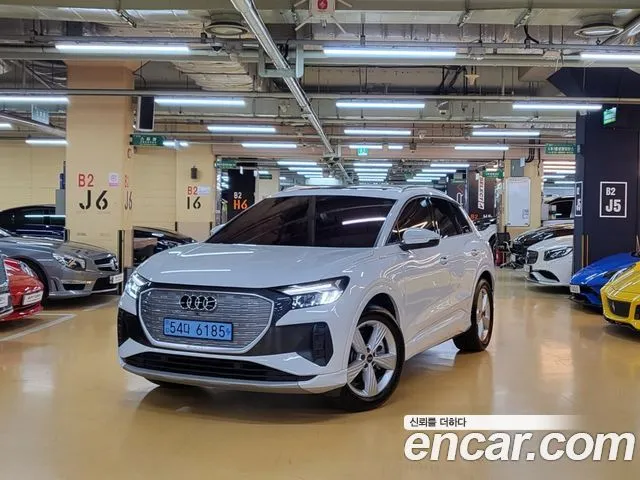 Audi Q4 e-tron — фото 1
