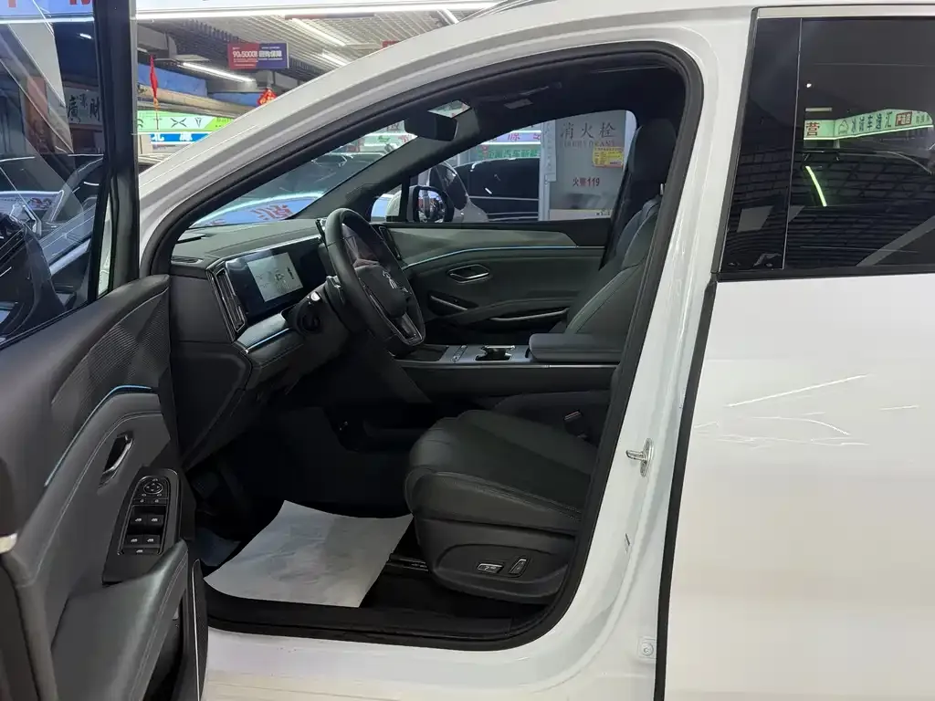 BYD L DM-i — фото 3