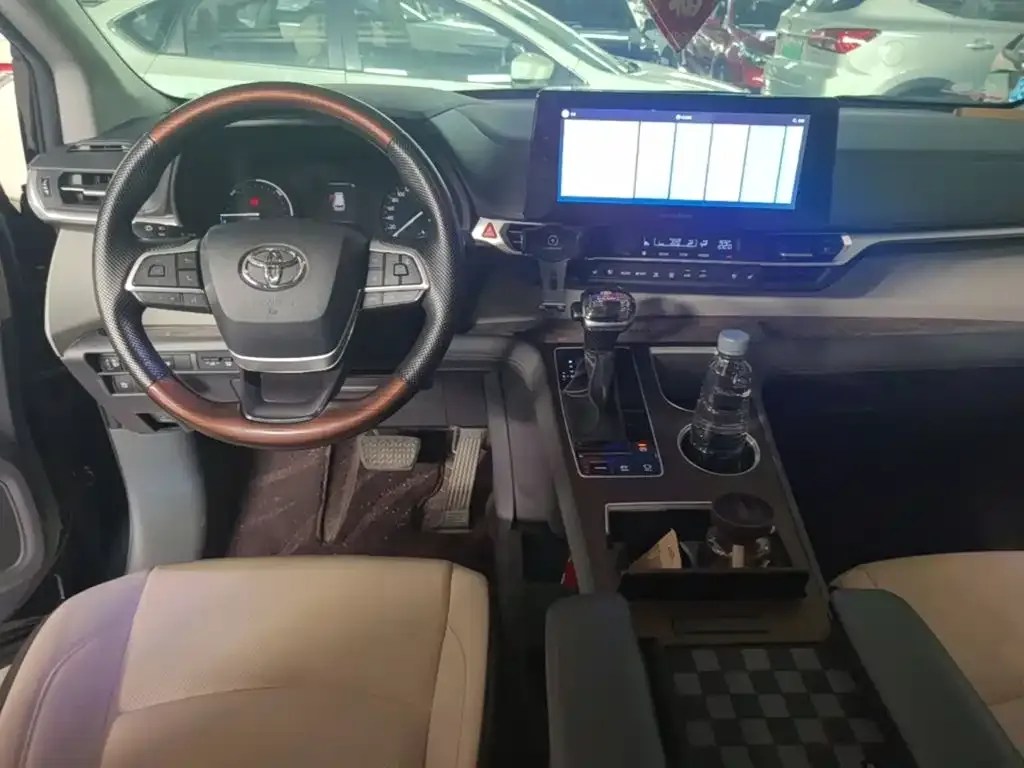 Toyota Sienna — фото 10