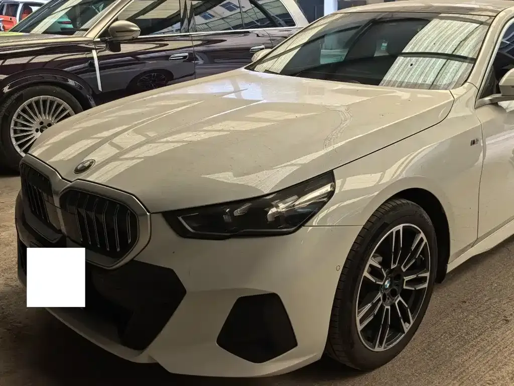 BMW 5 Series — фото 1