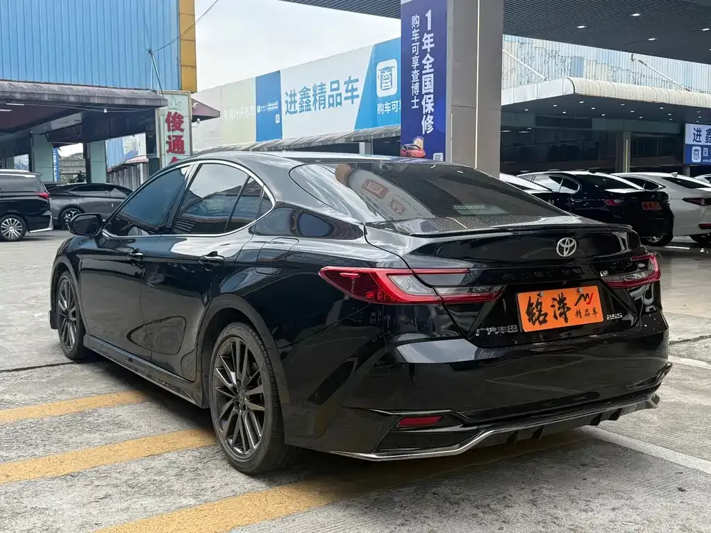 Toyota Camry — фото 9