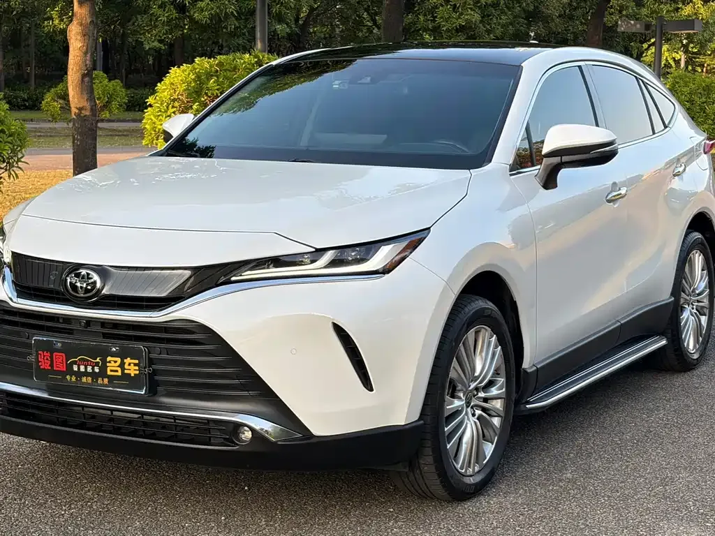 Toyota Harrier — фото 1