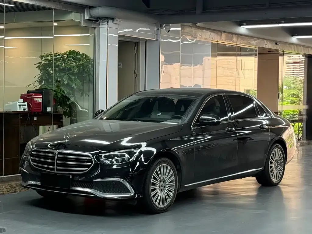 Mercedes-Benz E-Class — фото 1