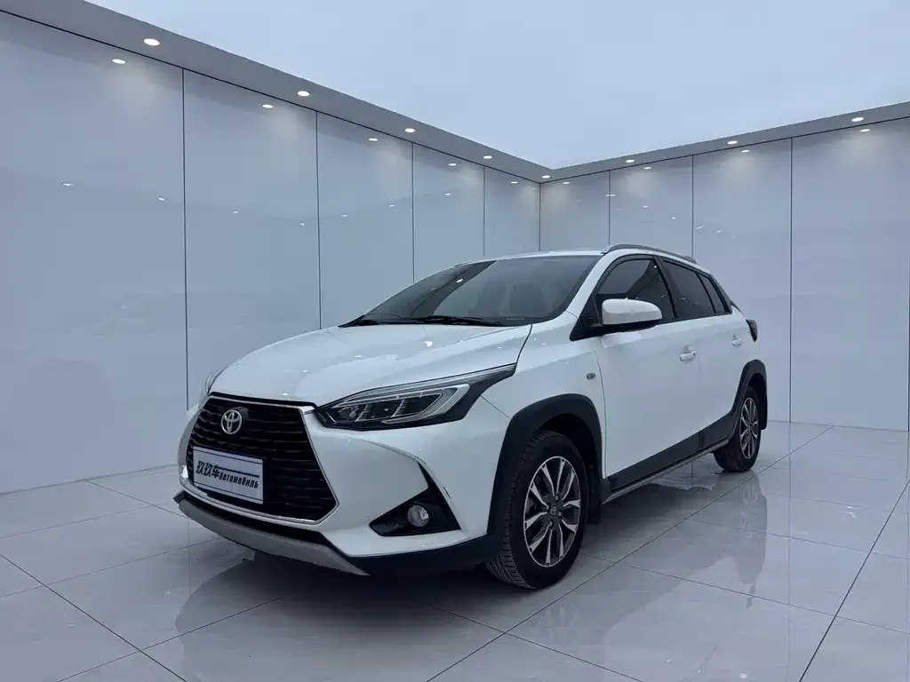 Toyota Yaris L — фото 1
