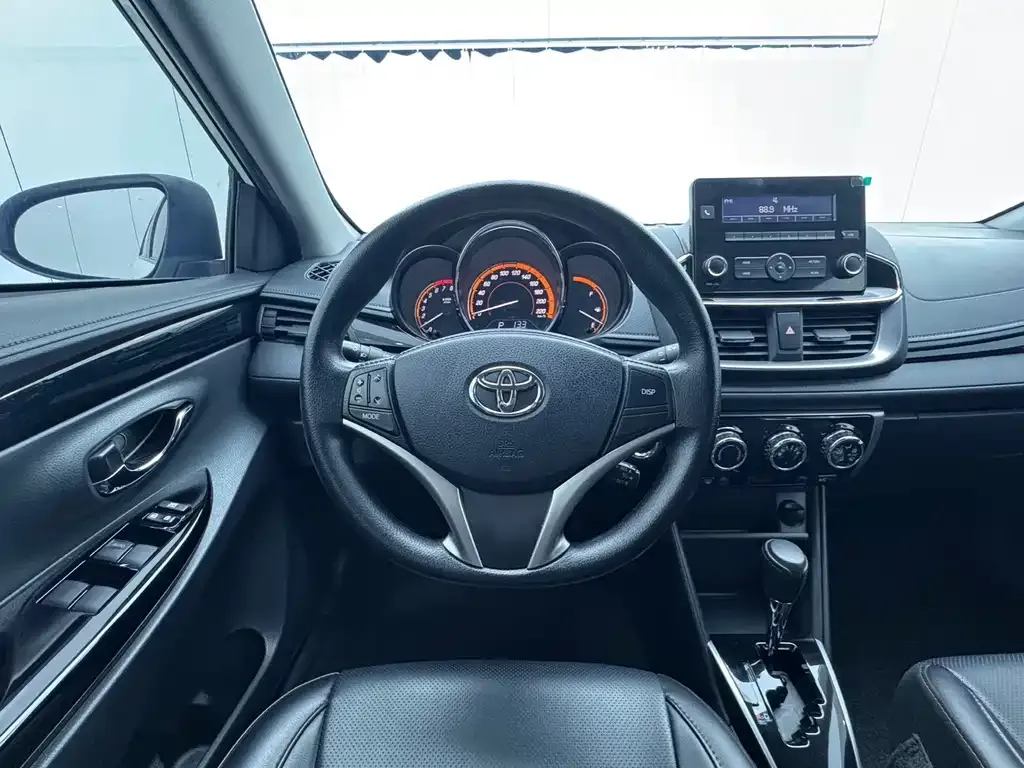 Toyota Yaris L — фото 10