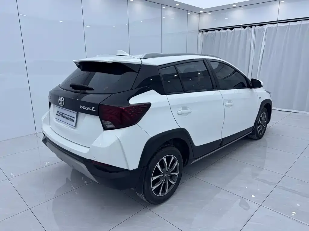 Toyota Yaris L — фото 7