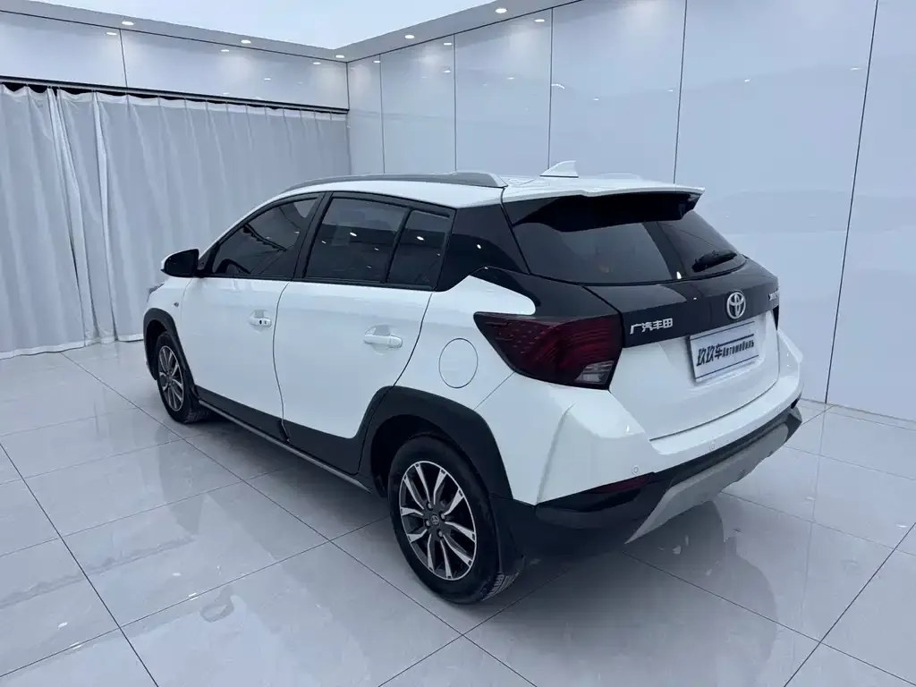 Toyota Yaris L — фото 4