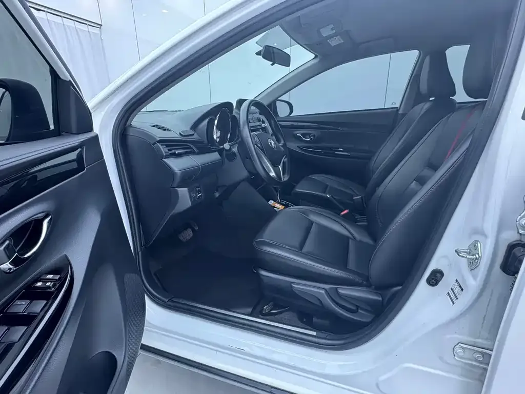 Toyota Yaris L — фото 8