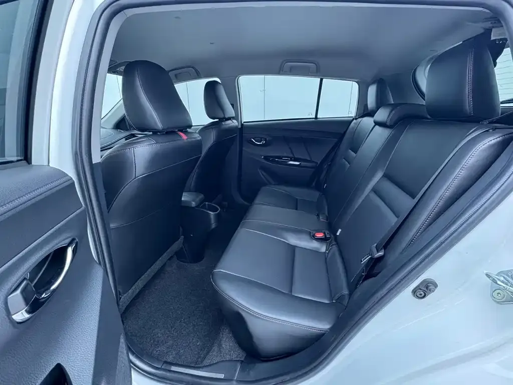 Toyota Yaris L — фото 5