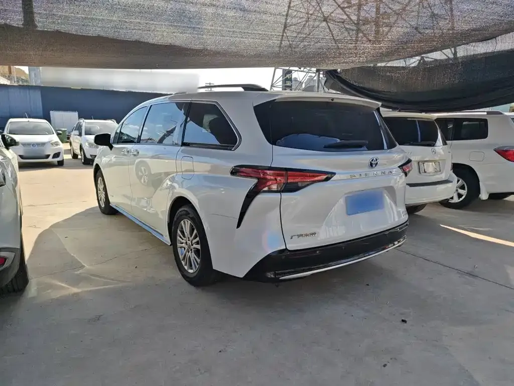 Toyota Sienna — фото 8