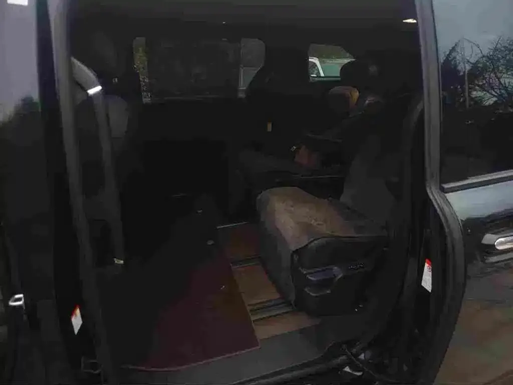 Toyota Granvia — фото 2
