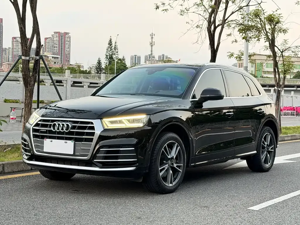 Audi Q5L — фото 1