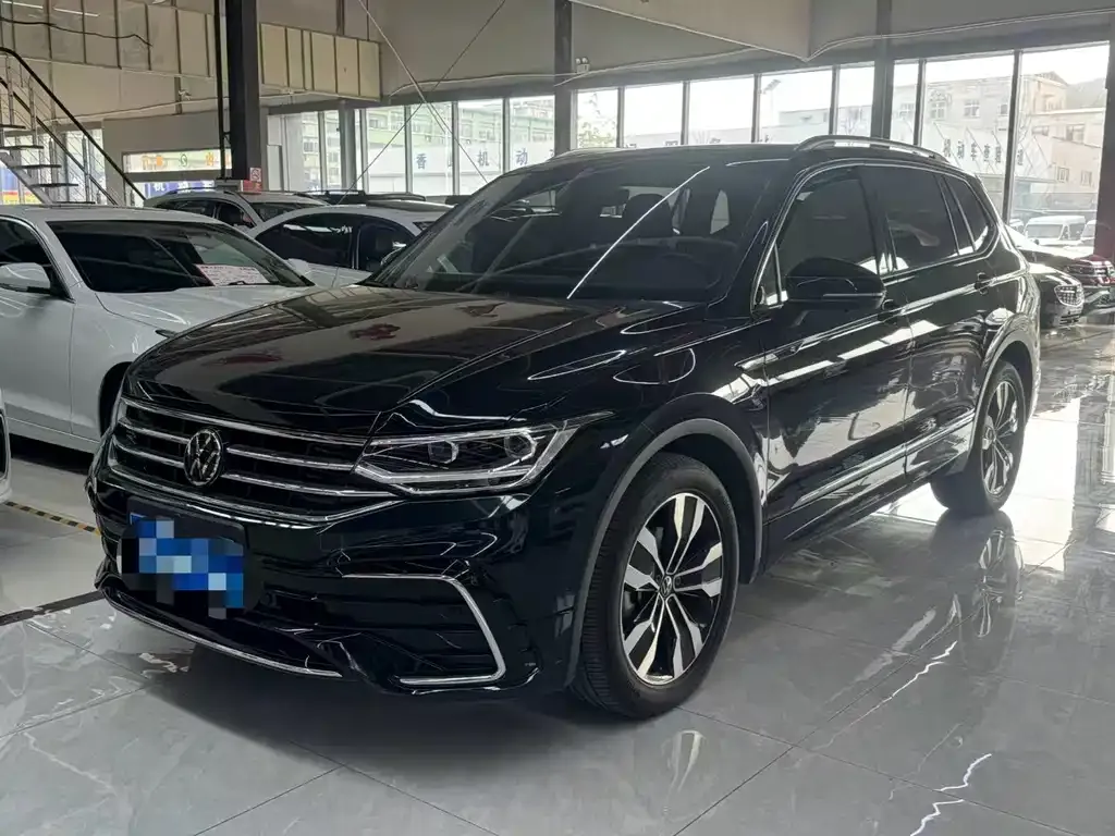 Volkswagen Tiguan L — фото 1