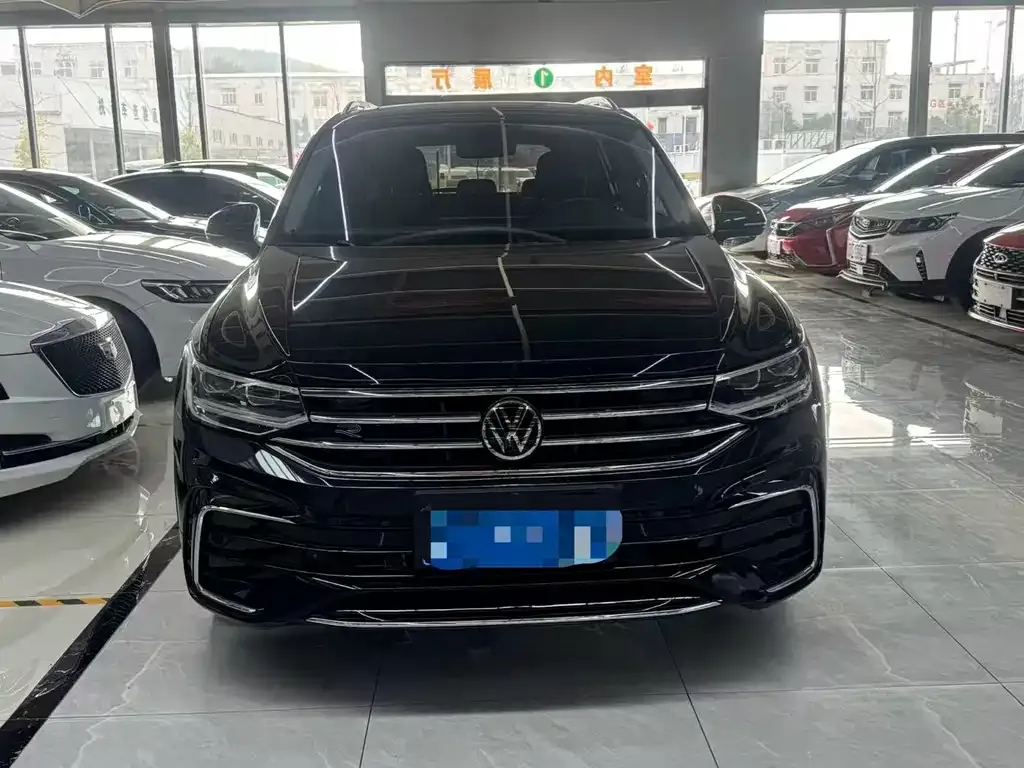 Volkswagen Tiguan L — фото 10