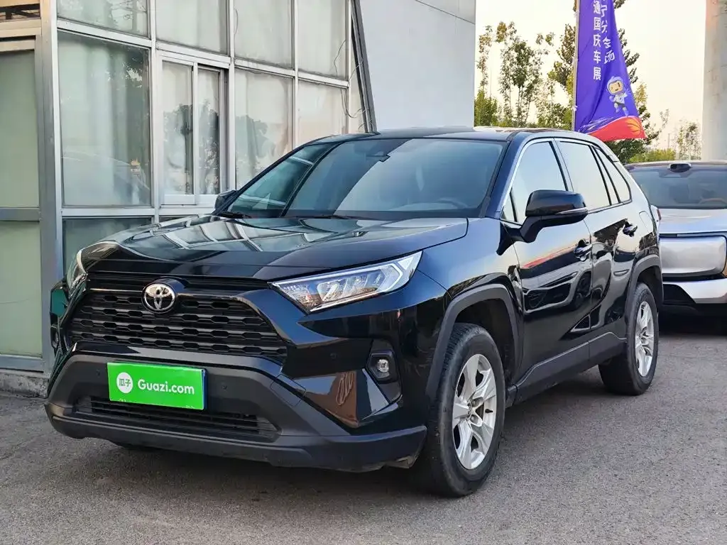 Toyota RAV4 — фото 1