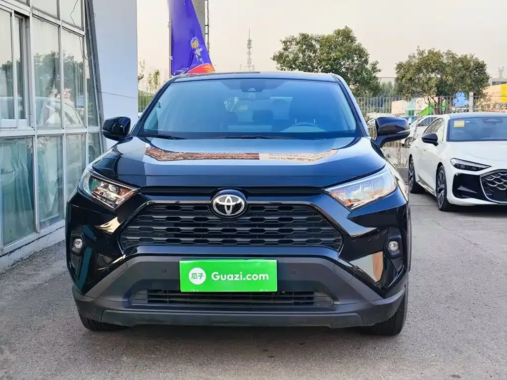Toyota RAV4 — фото 8