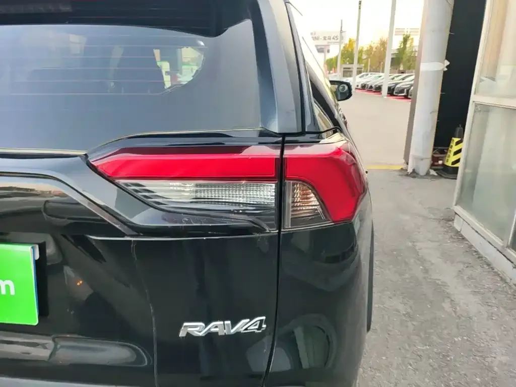 Toyota RAV4 — фото 4