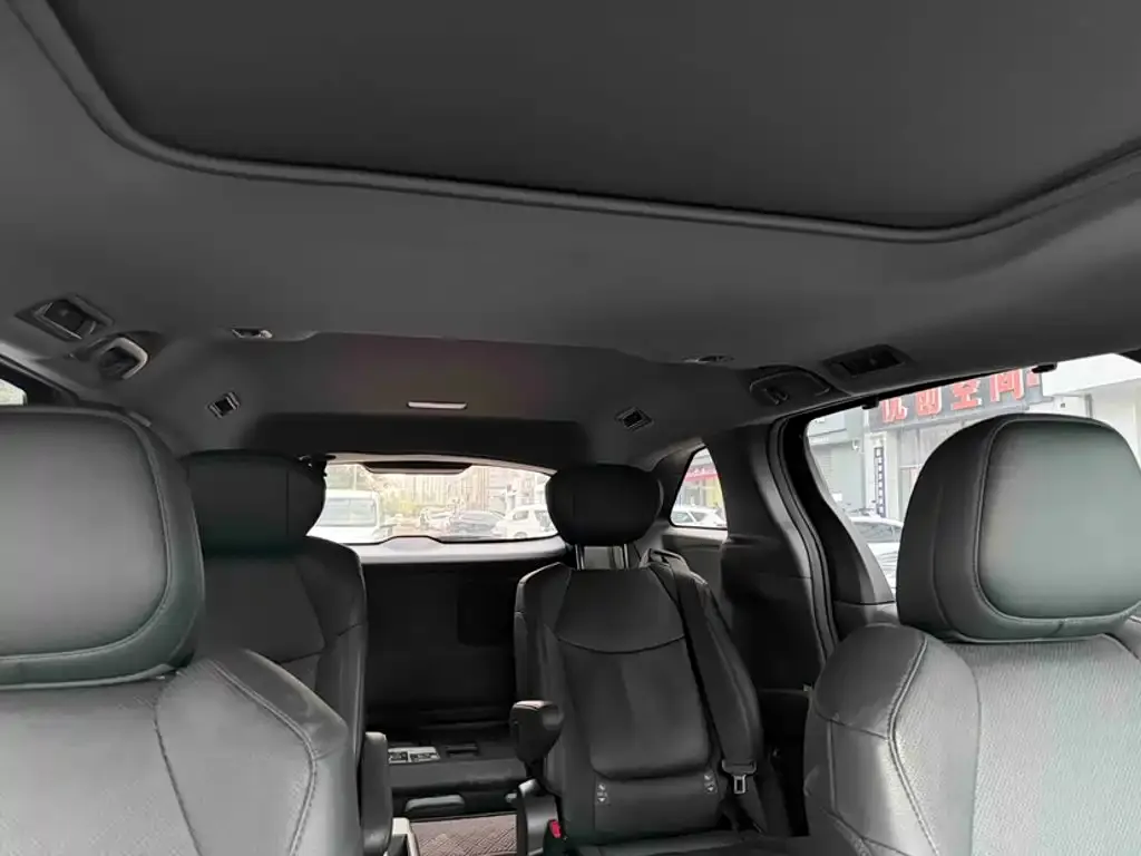 Toyota Sienna — фото 2