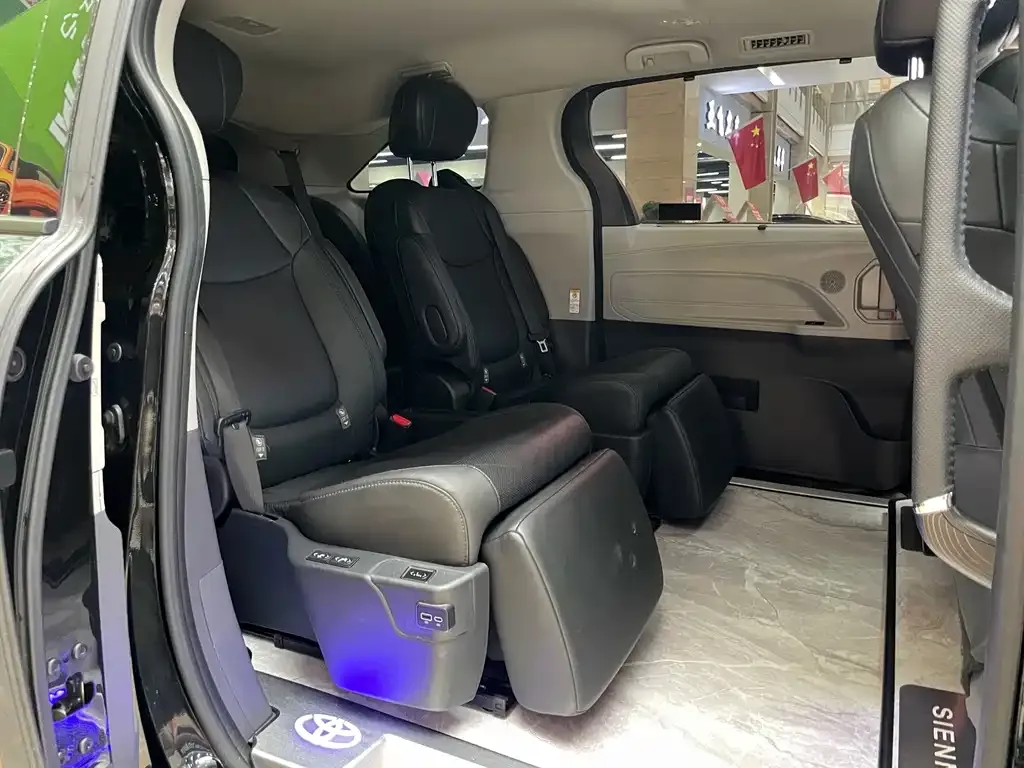 Toyota Sienna — фото 2