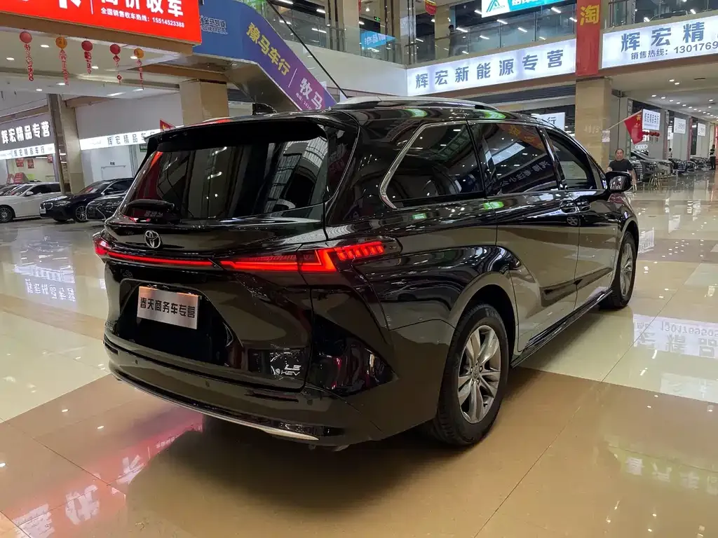 Toyota Sienna — фото 10