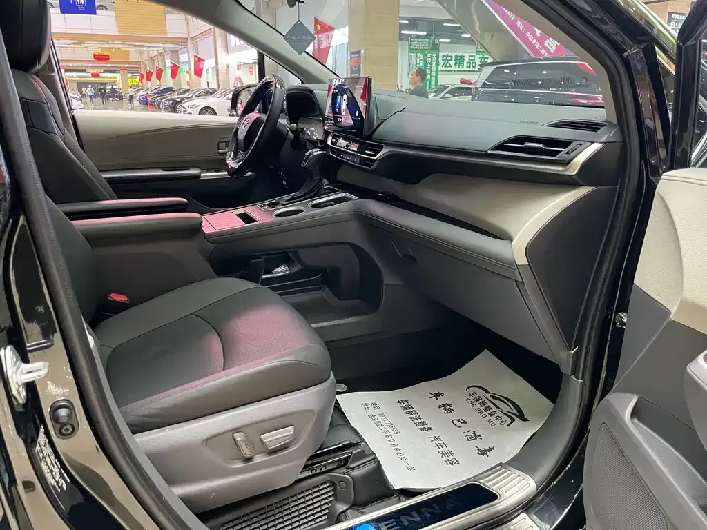 Toyota Sienna — фото 3