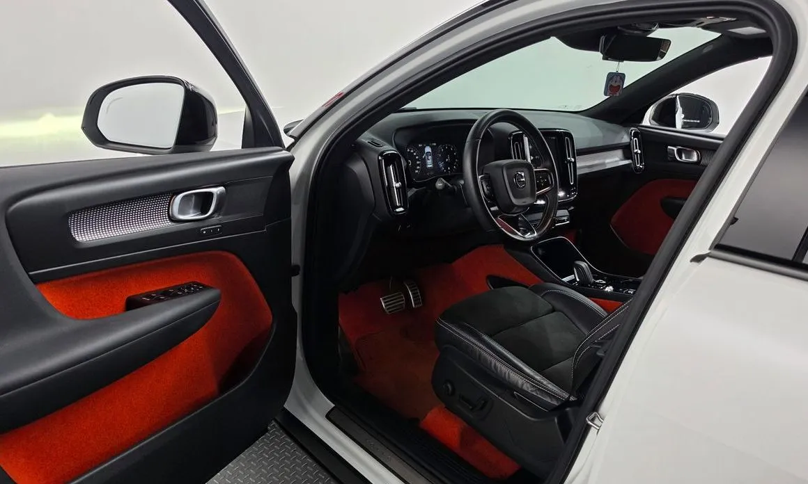 Volvo XC40 — фото 10