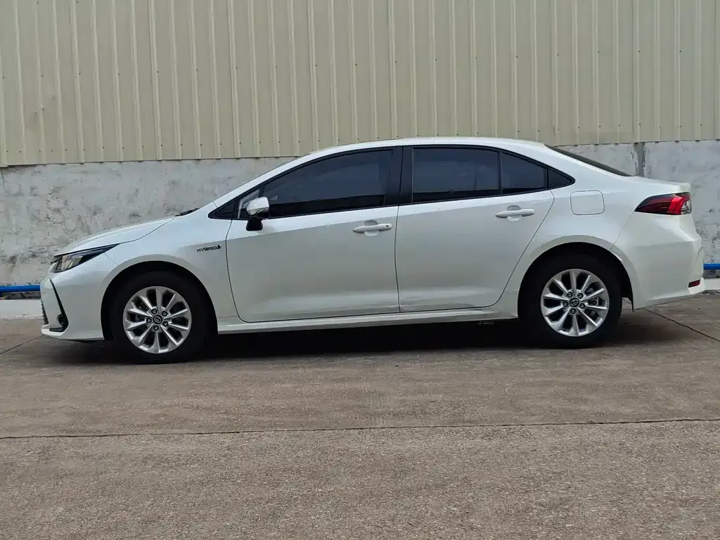 Toyota Corolla — фото 7