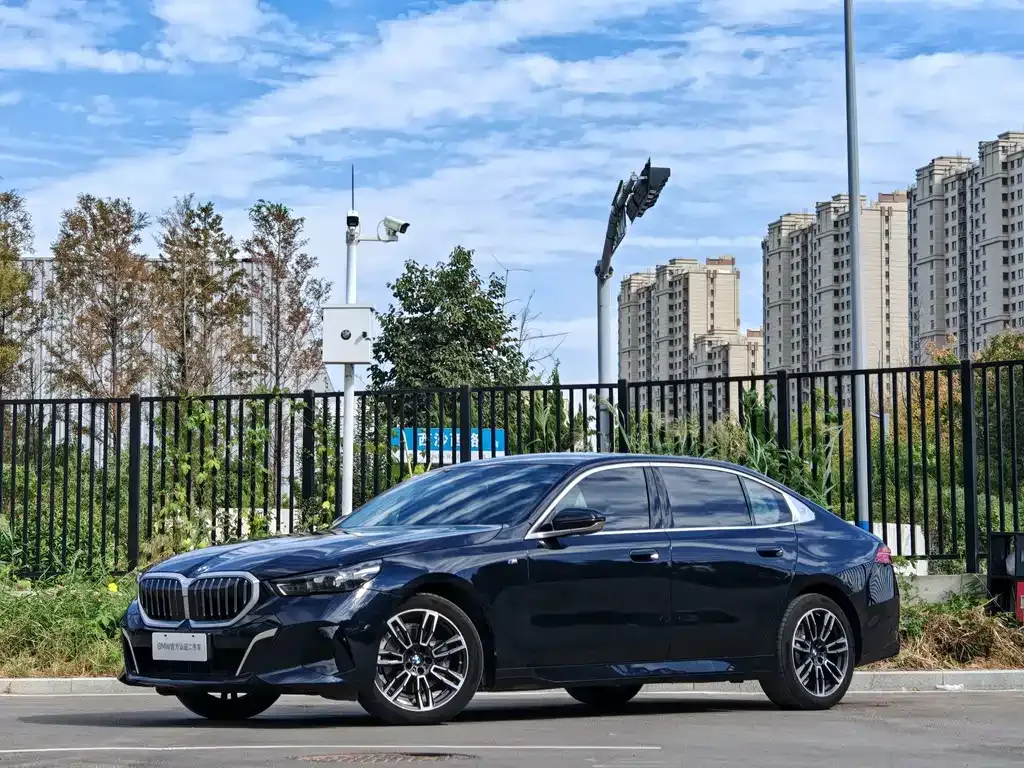 BMW 5 Series — фото 1
