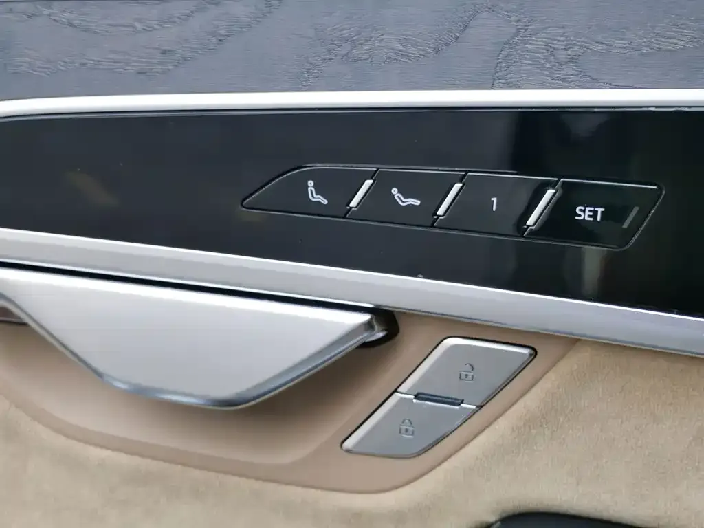 Audi A8 — фото 2