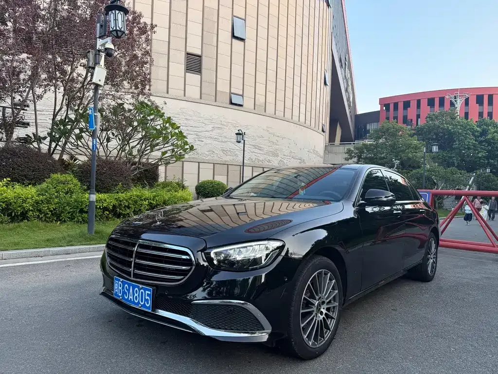 Mercedes-Benz E-Class — фото 1