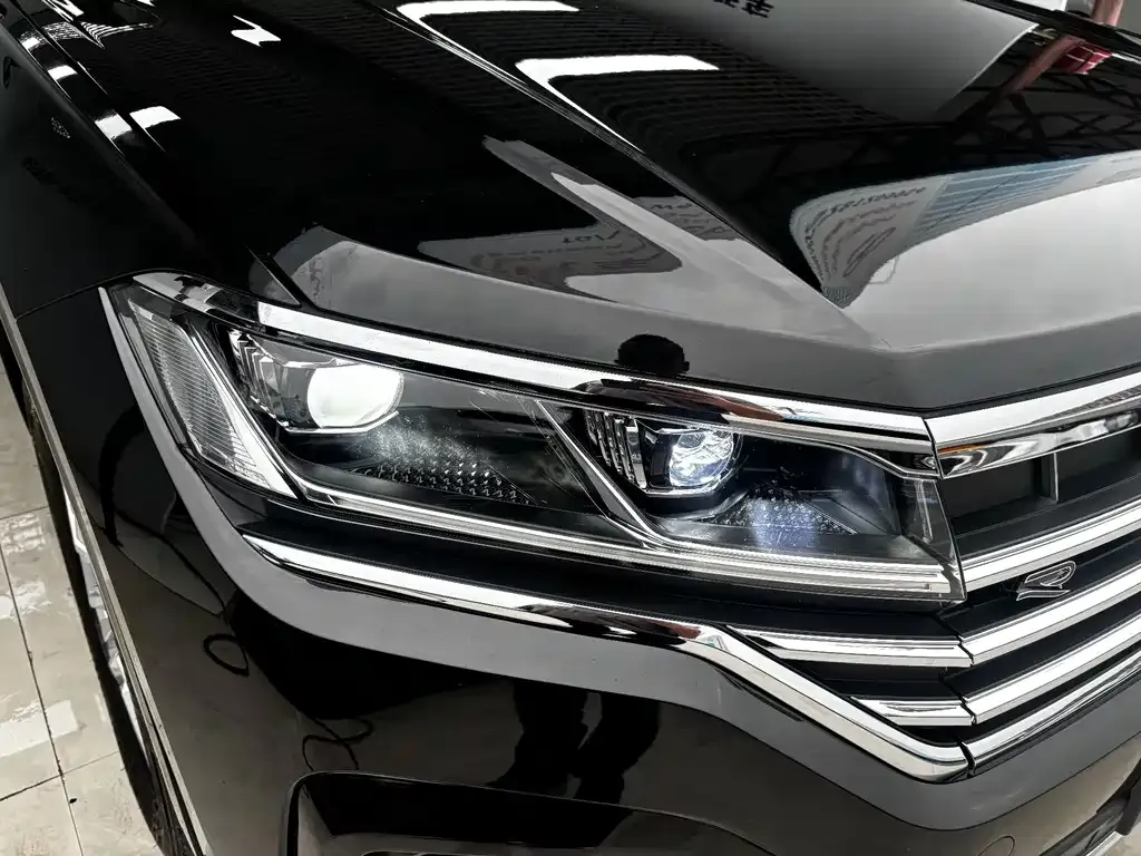Volkswagen Touareg — фото 9