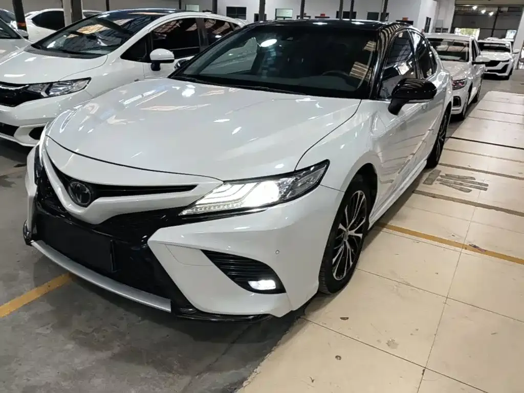 Toyota Camry — фото 1