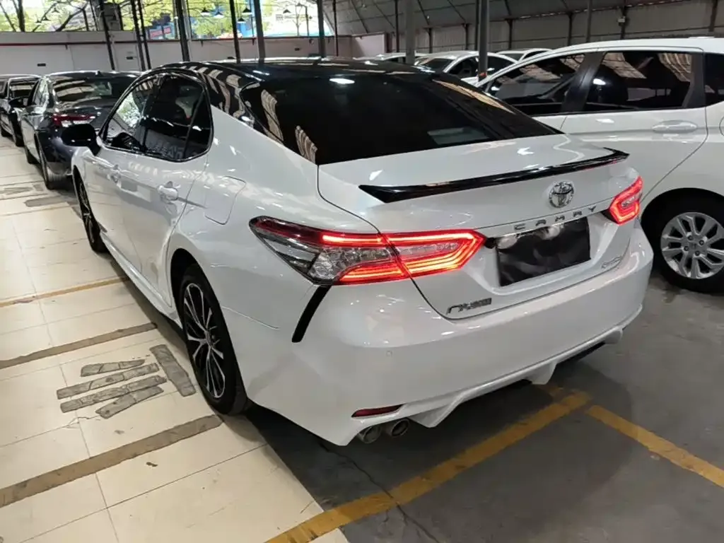 Toyota Camry — фото 5