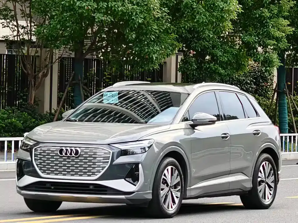 Audi Q4 e-tron — фото 1