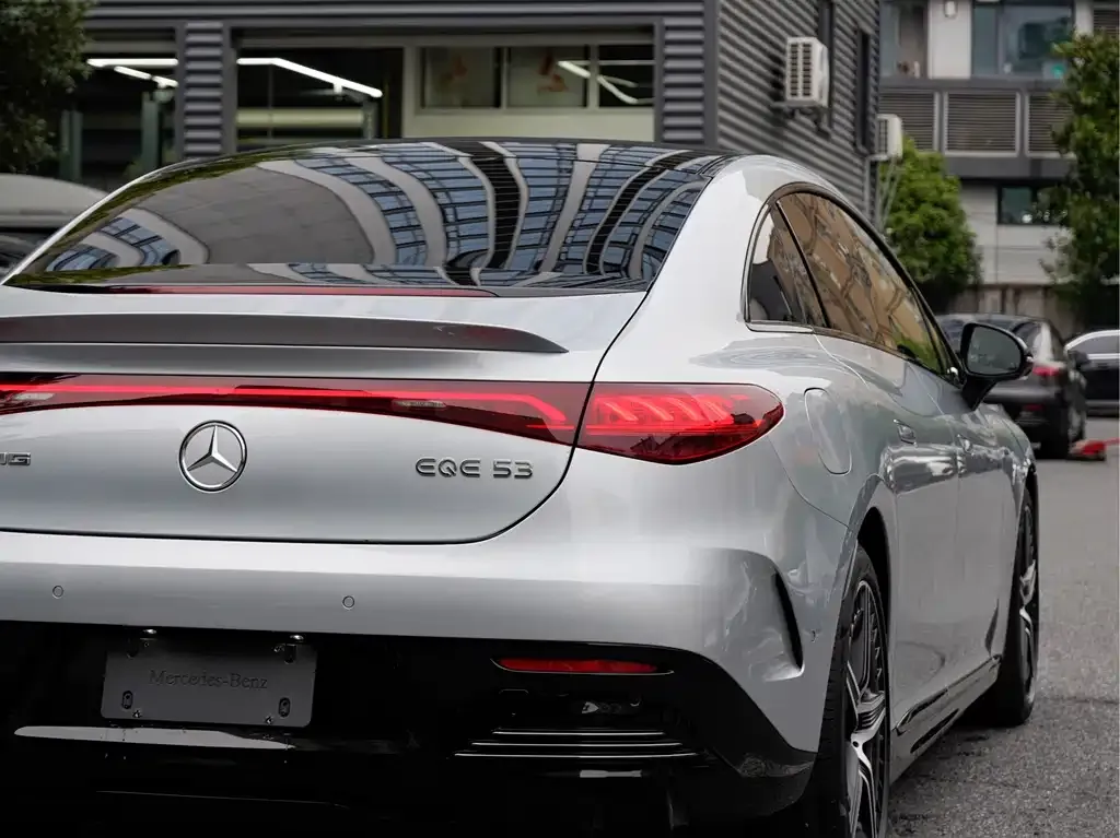 Mercedes-Benz EQE AMG — фото 9