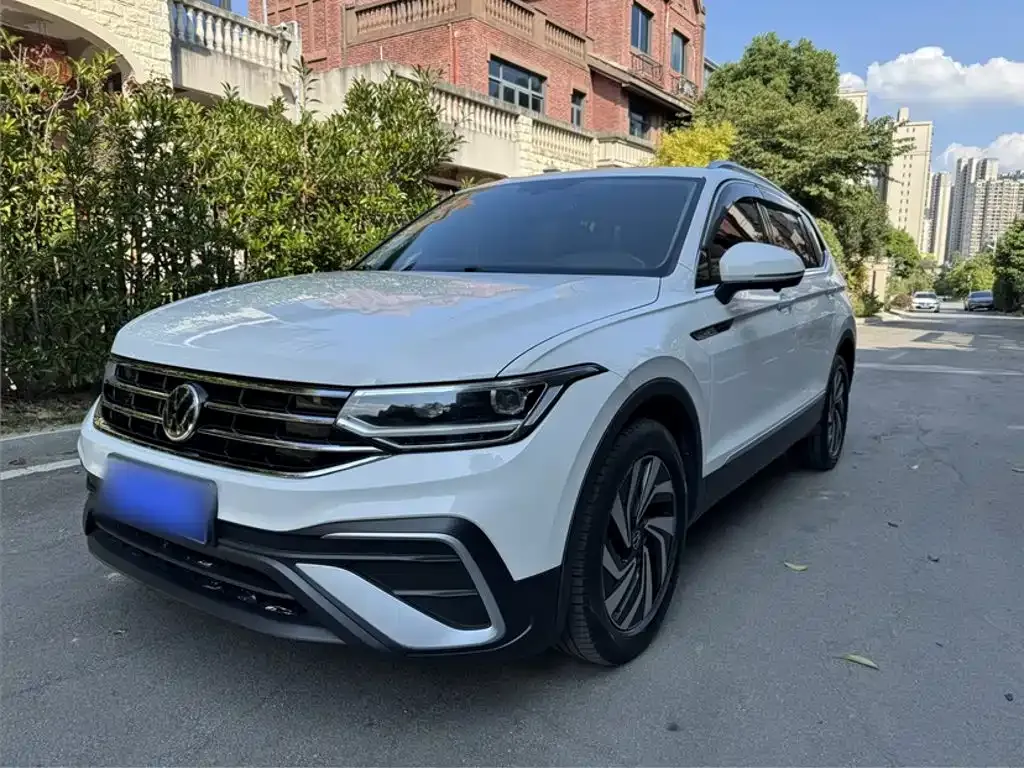 Volkswagen Tiguan L — фото 1