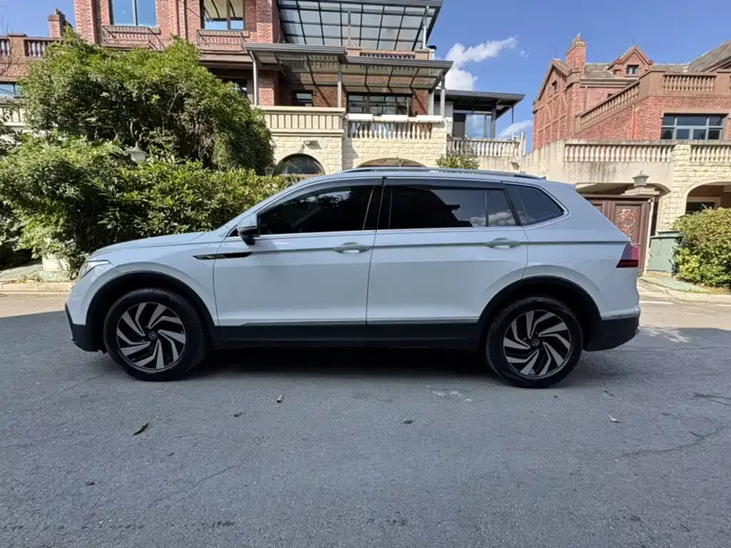 Volkswagen Tiguan L — фото 4